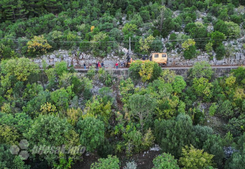 FOTO/VIDEO | Otežan željeznički promet sjeverno od Mostara, stijena oštetila prugu